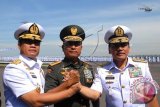 Panglima TNI, Jenderal TNI Moeldoko (tengah) melakukan salam komando dengan KSAL yang baru, Laksamana Madya TNI Ade Supandi (kiri) beserta pejabat lama, Laksamana TNI Marsetio (kanan) usai upacara serah terima jabatan (Sertijab) di Dermaga Ujung, Koarmatim, Surabaya, Jawa Timur, Selasa (6/1). Laksamana Madya TNI Ade Supandi menggantikan Laksamana TNI Marsetio yang telah memasuki masa purna tugas. ANTARA FOTO/M Risyal Hidayat/wdy/15.