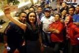 Surabaya (Antara Jatim) - Artis Dangdut, Cita Citata (kedua kiri), melakukan foto selfie bersama tim sales dan network Telkomsel, saat temu penggemar pemakai NSP Telkomsel-Cita Citata di Surabaya, Sabtu (31/1). Pertumbuhan pengguna NSP Telkomsel semakin tinggi, menyusul tingginya jumlah pengunduh lagu Sakitnya Tuh Di Sini dan Goyang Dumang yang dinyanyikan Cita Citata, hingga menghasilkan Rp 3,5 miliar pada Desember 2014 secara nasional. FOTO Eric Ireng/15