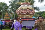 Madiun (Antara Jatim) - Sejumlah orang berpakaian tradisional mengirab 