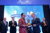 Surabaya (Antara Jatim) - Wakil Gubernur Jawa Timur, Saifullah Yusuf (ketiga kiri) bertukar cinderamata dengan Dubes Uni Eropa Olof Skoog (kedua kanan) disaksikan oleh diplomat sembilan negara disela-sela pembukaan pameran 