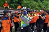 Petugas mengusung kantong berisi jenazah korban kecelakaan tunggal bus Sang Engon nopol B 7222 AKG di ruas tol Kota Semarang, Jateng, Jumat (20/2). Penyebab kecelakaan yang mengakibatkan belasan orang meninggal dunia itu masih dalam penyelidikan polisi. ANTARA FOTO/R. Rekotomo/ed/mes/15.