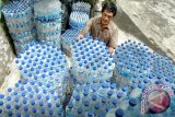 Pekerja mengumpulkan botol plastik bekas air mineral untuk dijual di Bandungan, Kabupaten Semarang, Jawa Tengah, Senin (2/2). Selain memberikan keuntungan secara ekonomi, pemanfaatan botol plastik untuk bahan daur ulang tersebut juga berkontribusi mengurangi volume sampah yang belum tertangani secara maksimal oleh pemerintah. ANTARA FOTO/Aditya Pradana Putra/Rei/ama/15