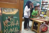 Penulis dan komedian, Raditya Dika berfoto bersama penggemarnya saat penandatanganan buku di Gramedia Matos, Malang, Jawa Timur, Selasa (3/2). Kegiatan tersebut merupakan promosi buku terbaru karya Raditya Dika berjudul Koala Kumal. ANTARA FOTO/Ari Bowo Sucipto/Rei/mes/15.