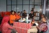 Pengurus Gerakan Fajar Nusantara (Gafatar) Kalimantan Selatan berkunjung ke redaksi ANTARA Biro Kalsel, Kamis (5/1).Mereka  ingin menjalin kerja sama pemberitaan.(Foto Antaranews Kalsel/Asmuni/e/c)