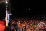 Ribuan umat muslim memadati Taman Dwi Warna Barabai untuk menyaksikan Grand Final Semarak Maulid Habsyi yang dimeriahkan oleh Haddad Alwi, Senin malam (2/2).(Foto Antaranews Kalsel/humas/Fathur/e/c)
