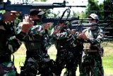 Sejumlah prajurit pasukan khusus Batalyon Intai Amfibi-1 (Taifib-1) Marinir, melakukan latihan Menembak Tempur Offensif, di Lapangan Tembak Bhumi Marinir Karangpilang, Surabaya, Kamis (5/2). Latihan tersebut merupakan bagian dari Latihan Standar Kemampuan Perorangan Dasar (SKPD) dan Latihan Standar Kemampuan Perorangan Lanjutan (SKPL), yang terdiri dari menembak reaksi dan barikade, menembak tempur offensif serta melaksanakan patroli intai tempur dan taktik kondisi tertentu. ANTARA FOTO/Eric Ireng/ss/ama/15