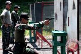 Dua prajurit pasukan khusus Batalyon Intai Amfibi-1 (Taifib-1) Marinir, melakukan latihan Tembak Reaksi dan Barikade, di Lapangan Tembak Bhumi Marinir Karangpilang, Surabaya, Kamis (5/2). Latihan tersebut merupakan bagian dari Latihan Standar Kemampuan Perorangan Dasar (SKPD) dan Latihan Standar Kemampuan Perorangan Lanjutan (SKPL), yang terdiri dari menembak reaksi dan barikade, menembak tempur offensif serta melaksanakan patroli intai tempur dan taktik kondisi tertentu. ANTARA FOTO/Eric Ireng/ss/ama/15.
