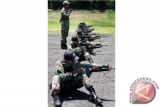 Sejumlah prajurit pasukan khusus Batalyon Intai Amfibi-1 (Taifib-1) Marinir, melakukan latihan Menembak Tempur Offensif, di Lapangan Tembak Bhumi Marinir Karangpilang, Surabaya, Kamis (5/2). Latihan tersebut merupakan bagian dari Latihan Standar Kemampuan Perorangan Dasar (SKPD) dan Latihan Standar Kemampuan Perorangan Lanjutan (SKPL), yang terdiri dari menembak reaksi dan barikade, menembak tempur offensif serta melaksanakan patroli intai tempur dan taktik kondisi tertentu. ANTARA FOTO/Eric Ireng/ss/ama/15