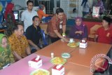 Menteri Sosial Khofifah Indar Parawansa saat berdiskusi dengan sejumlah wartawan di Kafe Pyramid Kantor LKBN ANTARA Biro Kaltim di SamarindaJumat (6/2). Khofifah Indar Parawansa mengunjungi sejumlah media di Samarinda, termasuk Kantor LKBN ANTARA Biro Kaltim dan berdiskusi dengan sejumlah wartawan baik lokal maupun nasional.   Amirullah/ANTARA Kaltim

