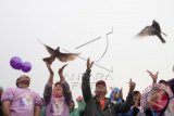 Sejumlah pegiat melepaskan burung ke udara saat perayaan Hari Epilepsi Sedunia di Monas, Jakarta, Minggu (8/2). Aksi tersebut berlangsung dalam rangka memberikan edukasi kepada masyarakat bahwa epilepsi tidak berbahaya, tidak menular serta dapat diobati. ANTARA FOTO/Akbar Nugroho Gumay/wdy/15.