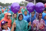 Sejumlah pegiat melakukan perayaan Hari Epilepsi Sedunia di Monas, Jakarta, Minggu (8/2). Aksi tersebut berlangsung dalam rangka memberikan edukasi kepada masyarakat bahwa epilepsi tidak berbahaya, tidak menular serta dapat diobati. ANTARA FOTO/Akbar Nugroho Gumay/Asf/ama/15.