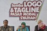 Kepala Eksekutif Pengawas Pasar Modal Otoritas Jasa Keuangan (OJK) Nurhaida (tengah) didampingi Komisioner Pengawas Pasar Modal OJK Sarjito (kiri) dan Noor Rahman (kanan) memaparkan pencanangan program Tahun Pasar Modal Syariah di Jakarta, Selasa (10/2). OJK mendorong percepatan pengembangan industri pasar modal syariah dengan penguatan regulasi, penyusunan road map pasar modal syariah dan penetrasi pasar atas produk syariah. ANTARA FOTO/Puspa Perwitasari/wdy/15