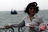 Menteri Kelautan dan Perikanan Susi Pudjiastuti menunggu detik-detik peledakan kapal nelayan asal Thailand di Selat Dempo, Kepri, Senin (9/2). Kapal bersama 12 nelayan asing itu ditangkap oleh Kapal Patroli (KP) Hiu 009 Bakorkamla saat menangkap ikan dengan jaring pukat harimau (trawl) di perairan Tambelan, Kepri bulan November 2014 lalu . ANTARA FOTO/Joko Sulistyo/ed/ama/15