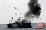 Kapal milik nelayan asal Thailand diledakkan di Selat Dempo, Kepri, Senin (9/2). Kapal bersama 12 nelayan asing itu ditangkap oleh Kapal Patroli (KP) Hiu 009 Bakorkamla saat menangkap ikan dengan jaring pukat harimau (trawl) di perairan Tambelan, Kepri bulan November 2014 lalu . ANTARA FOTO/Joko Sulistyo/ed/ama/15