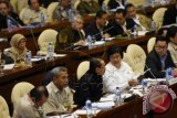 Menteri Lingkungan Hidup dan Kehutanan Siti Nurbaya Bakar (kedua kanan) mengikuti rapat dengan Komisi IV DPR RI di Komplek Parlemen Senayan, Jakarta, Rabu (11/2). Rapat tersebut membahas APBN-P Tahun Anggaran 2015 untuk kementerian Lingkungan Hidup dan Kehutanan (LHK). ANTARA FOTO/Hafidz Mubarak A./wdy/15.