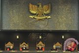 Ketua Majelis Hakim Konsitusi Arief Hidayat (tengah) didampingi Hakim Konstitusi (dari kiri) Aswanto, Anwar Usman, Muhammad Alim, dan I Gede Dewa Palguna membacakan amar putusan perkara pengujian materiil UU Nomor 8 Tahun 2010 tentang Pencegahan dan Pemberantasan Tindak Pidana Pencucian Uang yang diajukan mantan Ketua Mahkamah Konstitusi (MK) Akil Mochtar di Gedung MK, Jakarta Pusat, Kamis (12/2). Mahkamah Konstitusi menolak permohonan Akil Mochtar sementara dua hakim konstitusi yakni Aswanto dan Maria Farida Indrati menyatakan pendapat yang berbeda (dissenting opinion). ANTARA FOTO/Andika Wahyu/wdy/15.