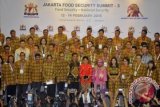 Presiden Joko Widodo (keenam kiri) didampingi Ibu Negara Iriana Joko Widodo (keenam kanan) berfoto bersama peserta forum Jakarta Food Security Summit (JFSS) ke-3 2015 usai pembukaan di Balai Sidang Jakarta, Kamis (12/2). Forum tersebut membahas upaya strategis untuk meningkatkan ketahanan pangan, serta mencari solusi permasalahan di Bidang Pertanian, Peternakan, dan Perikanan. ANTARA FOTO/Yudhi Mahatma/wdy/15.