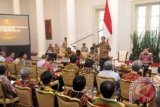 Presiden Joko Widodo (tengah) didampingi Wapres Jusuf Kalla (kanan atas) menyampaikan pidato saat pertemuan kelima dengan Bupati se-Indonesia di Istana Bogor, Jawa Barat, Jumat (13/2). Pertemuan dengan Bupati Wilayah Jawa dan Maluku serta Gubernur di Pulau Jawa tersebut dilakukan agar rencana pembangunan nasional bisa sejalan dengan kebijakan di seluruh daerah. ANTARA FOTO/Andika Wahyu/wdy/15.