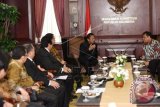 Ketua Mahkamah Konstitusi (MK) Arief Hidayat (kanan) berbincang dengan Wakil Ketua MPR Oesman Sapta (kedua kanan) ketika melakukan kunjungan kehormatan di gedung MK, Jakarta, Senin (16/2). Kunjungan kehormatan dan pertemuan tersebut dalam rangka menjalin kerjasama dalam sosialisasi empat pilar kebangsaan. ANTARA FOTO/M Agung Rajasa/wdy/15.