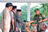 Panglima Kodam Iskandar Muda, Mayjen TNI Agus Kriswanto (kanan) menyalami Gubernur Aceh, Zaini Abdullah (kedua kanan), Wakil DPR Aceh, Sulaiman Abda( ketiga kiri), Kapolda Aceh, Irjen Pol Husein Hamidi (kedua kiri) dan Sekda Aceh,  H Dermawan (kiri) saat mengikuti upacara gabungan di Banda Aceh, Selasa (17/2). Upacara gabungan TNI, Polri, Pemerintah Aceh, DPR Aceh dan jajaran PNS di daerah itu untuk meningkatkan sinergis  pemerintahan Aceh dan mempererat kebersamaan dalam memajukan pembangunan dan perekonomian.
ANTARA FOTO/Ampelsa/15