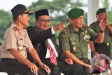 Panglima Kodam Iskandar Muda, Mayjen TNI Agus Kriswanto (kanan) berbicara dengan (, Wakil DPR Aceh, Sulaiman Abda ( tengah) dan  Kapolda Aceh, Irjen Pol Husein Hamidi ( kiri) saat mengikuti upacara gabungan di Banda Aceh, Selasa (17/2). Upacara gabungan TNI, Polri, Pemerintah Aceh, DPR Aceh dan jajaran PNS di daerah itu untuk meningkatkan sinergis  pemerintahan Aceh dan mempererat kebersamaan dalam memajukan pembangunan dan perekonomian.
ANTARAACEH.COM/Ampelsa/15
