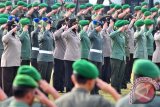 Anggota TNI, Polri dan Pegawai Negeri Sipil (PNS)  Aceh  mengikuti upacara  bersama di Banda Aceh, Selasa (17/2). Upacara gabungan TNI, Polri, Pemerintah Aceh, DPR Aceh dan jajaran PNS di daerah itu untuk meningkatkan sinergis  pemerintahan Aceh dan mempererat kebersamaan dalam memajukan pembangunan dan perekonomian.
ANTARAACEH.COM/Ampelsa/15