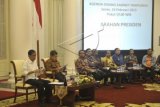 Presiden Joko Widodo (kiri) didampingi Wapres Jusuf Kalla (kedua kiri) memimpin Sidang Kabinet Paripurna di Istana Bogor, Jawa Barat, Senin (16/2). Salah satu agenda yang dibahas pada pertemuan tersebut yakni evaluasi kinerja 100 hari pemerintah. ( Foto Antara/Andika Wahyu)