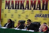 Ketua Majelis Hakim Mahkamah Partai Golkar Muladi (kedua kanan) bersama anggota majelis hakim H.A.S. Natabaya (kanan), Andi Mattalata (kedua kiri) dan Djasri Marin (kiri), memimpin sidang Mahkamah Partai Golkar di Kantor DPP Partai Golkar, Jakarta, Selasa (17/2). Sidang sengketa kepengurusan partai antara versi Munas Jakarta pimpinan Agung Laksono selaku pemohon dan versi Munas Bali pimpinan Aburizal Bakrie selaku termohon digelar dengan agenda penyampaian keterangan saksi. ANTARA FOTO/Hafidz Mubarak A./wdy/15.