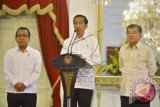 Presiden Joko Widodo (tengah) didampingi Wapres Jusuf Kalla (kanan) dan Mensesneg Pratikno (kiri) memberikan keterangan pers terkait polemik pelantikan Kepala Kepolisian RI di Istana Merdeka, Jakarta, Rabu (19/2). Presiden mengajukan calon baru Kapolri kepada DPR, yaitu Wakapolri Komjen Pol. Badrodin Haiti menggantikan Komjen Pol. Budi Gunawan dan menerbitkan Keppres pemberhentian sementara Ketua KPK Abraham Samad serta Wakil Ketua KPK Bambang Widjojanto, juga mengeluarkan Perppu tentang pimpinan sementara KPK yaitu mantan Ketua KPK Taufiequrachman Ruki, pakar hukum Indriyanto Seno Adji dan Deputi Pencegahan KPK Johan Budi. ANTARA FOTO/Yudhi Mahatma/wdy/15.