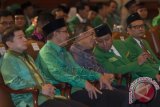 Wapres Jusuf Kalla (tengah) berbincang dengan Ketua Umum DPP PPP hasil Muktamar Surabaya, Romahurmuziy (kedua kanan) ketika menghadiri penutupan Musyawarah Kerja Nasional (Mukernas) I PPP yang juga dihadiri Menteri Agama Lukman Hakim Saifuddin (kedua kiri), Anggota Dewan Pertimbangan Presiden Suharso Monoarfa (kiri) dan Sekjen DPP PPP Aunur Rofiq (kanan) di Jakarta, Kamis (19/2). Romahurmuziy dalam pidato politiknya mengatakan PPP akan konsisten mengawal agenda Nawacita sebagaimana yang termaktub dalam visi-misi pemerintahan Jokowi-JK pada masa Pilpres 2014. ANTARA FOTO/Widodo S. Jusuf/wdy/15.