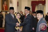 Presiden Joko Widodo (kedua kanan) dan Wapres Jusuf Kalla (kanan) memberikan ucapan selamat kepada Ketua sementara KPK, Taufiequrachman Ruki (kiri) yang didampingi isteri Ny. Atti Risaltri (kedua kiri) usai pengucapan sumpah jabatan di Istana Negara, Jakarta, Jumat (20/2). Presiden Joko Widodo menunjuk mantan Ketua KPK Taufiequrachman Ruki, Deputi Pencegahan KPK Johan Budi SP dan Pakar Hukum Pidana Universitas Indonesia Indriyanto Seno Adji sebagai pimpinan baru sementara KPK. ANTARA FOTO/Widodo S. Jusuf/wdy/15.
