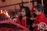 Warga keturunan Tionghoa membakar dupa dan lilin untuk beribadah tahun baru Imlek di Vihara Sian Jin Ku Poh, desa Tonjong, Bogor, Jawa Barat, Kamis (19/2). Dalam setiap tahun baru Imlek vihara di desa tersebut banyak dikunjungi baik wisatawan maupun umat Buddha untuk beribadah karena terdapat empat Vihara diantaranya Vihara Naca , Vihara Buddha Dharma dan 8 Pho Sat yang terdapat patung Buddha Tidur raksasa sepanjang 18 meter. ANTARA FOTO/Muhammad Adimaja/pd/15