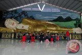 Warga Tionghoa beribadah tahun baru Imlek di Vihara Dharma dan 8 Pho Sat, desa Tonjong, Bogor, Jawa Barat, Kamis (19/2). Dalam setiap tahun baru Imlek vihara di desa tersebut banyak dikunjungi baik wisatawan maupun umat Buddha untuk beribadah karena terdapat empat Vihara diantaranya Vihara Naca , Vihara Buddha Dharma dan 8 Pho Sat yang terdapat patung Buddha Tidur raksasa sepanjang 18 meter. ANTARA FOTO/Muhammad Adimaja/pd/15