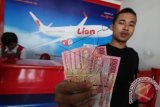 Calon penumpang pesawat Lion Air menunjukkan dana refund di loket maskapai Lion Air di Terminal 3 Bandara Soekarno Hatta, Tangerang, Banten, Sabtu (21/2). Pihak maskapai Lion Air telah meminjam uang kepada PT Angkasa Pura (AP) II sebesar Rp 4 miliar untuk merefund dan memberikan dana kompensasi calon penumpang pesawat yang mengalami delay parah. ANTARA FOTO/Rivan Awal Lingga/wdy/15.