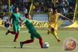 Pemain Barito Putera Dedi Hartono (kuning) berusaha melewati hadangan pemain Kalteng Putra dalam laga ujicoba kedua tim di stadion 17 Mei Banjarmasin, Minggu (22/2). Barito Putra memenangkan pertanding dengan 2-1 atas tamunya Kalteng Putra. Foto Antaranews Kalsel/Herry Murdy Hermawan