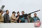 Wakil Walikota Irwan Anshari, General Manager Pelindo III Banjarmasin Hengki Jajang Herasmana dan Danlanal Banjarmasin Haris Bima Bayuseto meninjau kapal patroli TNI AL Kumai yang sandar di dermaga Trisakti Banjarmasin, Selasa (24/2). Foto Antaranews Kalsel/Herry Murdy Hermawan