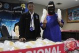 Kabag Humas BNN, Kombes Pol Slamet Pribadi (kiri) bersama tersangka F (kanan) memperlihatan barang bukti Sabu seberat 16 kg di Badan Narkotika Nasional (BNN) Jakarta, Senin (23/2). Tim penyidik BNN berhasil mengungkap peredaran gelap Sabu di kawasan Muara bar, Jakarta Utara, Senin (16/2) yang dimuat dalam kereta dorong bayi. ANTARA FOTO/David Muharmansyah/nz/15