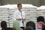Presiden Joko Widodo memberikan sambutan ketika meninjau Gudang Beras Bulog di Kelapa Gading, Jakarta, Rabu (25/2). Pada kunjungan itu, presiden meresmikan penyaluran serentak beras miskin (raskin) dan operasi pasar beras tahun 2015 untuk menstabilkan harga serta memastikan persediaan beras 2015 mencukupi. ANTARA FOTO/Wahyu Putro A/wdy/15.