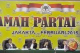 Ketua Majelis Hakim Mahkamah Partai Golkar Muladi (kedua kanan) bersama anggota majelis hakim H.A.S. Natabaya (kanan), Andi Mattalata (kedua kiri) dan Djasri Marin (kiri), memimpin sidang Mahkamah Partai Golkar di Kantor DPP Partai Golkar, Jakarta, Rabu (25/2). Sidang MP Golkar terkait dualisme kepengurusan partai golkar tersebut digelar dengan agenda mendengarkan jawaban pihak termohon yaitu jajaran pengurus DPP Partai Golkar versi Munas Bali yang diketuai oleh Aburizal Bakrie. ANTARA FOTO/Yudhi Mahatma/wdy/15.