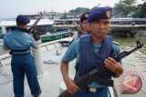 Sejumlah personel TNI AL bersiaga dengan persenjataan mereka di Kapal Angkatan laut (KAL) Serayu di sekitar Dermaga Sleko, Cilacap, Jateng, Selasa (24/2). TNI AL melakukan patroli di sekitar perairan Nusakambangan, sebagai bagian dari upaya pengamanan wilayah dan pengamanan eksekusi terhadap sejumlah terpidana mati di Pulau Nuskambangan. ANTARAFOTO/Idhad Zakaria/ss/Spt/15