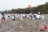 Produsen minuman ringan PT Coca-Cola Amatil Indonesia (CCAI) bersama Quiksilver dan PT Garuda Indonesia kembali membersihkan Pantai Kuta, Bali, yang mulai dipadati sampah kiriman beberapa waktu lalu. Aksi bersih-bersih pantai itu melibatkan karyawan Coco-cola Amatil Indonesia, Quiksilver, Garuda Indonesia, masyarakat, dan petugas kebersihan setempat. (Humas Coca Cola)