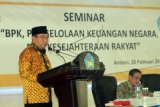 Ketua Badan Pemeriksa Keuangan (BPK) Harry Azhar Azis (kiri) didampingi Kepala Badan Perencanaan Pembangunan Daerah (Bappeda) Provinsi Maluku Anthonius Sihaloho (kanan) menjadi pembicara pada seminar bertajuk "BPK, Pengelolaan Keuangan Negara dan Kesejahteraan Rakyat" di Kampus Universitas Pattimura, Ambon, Maluku, Kamis (26/2). Seminar tersebut diikuti civitas akademika Universitas Pattimura dan pimpinan Satuan Kerja Perangkat Daerah (SKPD) Pemprov Maluku maupun Pemkot Ambon. ANTARA FOTO/Izaac Mulyawan/Asf/ama/15.