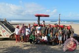 Produsen minuman ringan PT Coca-Cola Amatil Indonesia (CCAI) bersama Quiksilver dan PT Garuda Indonesia kembali membersihkan Pantai Kuta, Bali, yang mulai dipadati sampah kiriman beberapa waktu lalu. Aksi bersih-bersih pantai itu melibatkan karyawan Coco-cola Amatil Indonesia, Quiksilver, Garuda Indonesia, masyarakat, dan petugas kebersihan setempat. (Humas Coca Cola)