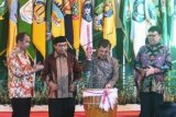 Wakil Presiden Jusuf Kalla (tengah), didampingi Menteri Dalam Negeri Tjahjo Kumolo (kanan), Ketua Badan Pemeriksa Keuangan (BPK) Harry Azhar Azis (kedua kiri) dan Gubernur Maluku Said Assagaff (kiri) memukul tifa tanda dibukanya Rapat Kerja Nasional (Rakernas) Asosiasi Pemerintah Provinsi Seluruh Indonesia (APPSI) tahun 2015 di Ambon, Maluku, Kamis (26/2) malam. Rakernas tersebut sebagai konsolidasi pemerintah daerah menyongsong implementasi UU No. 23 Tahun 2014 tentang Pemerintah Daerah, diikuti 22 Gubernur, 6 Wakil Gubernur dan selebihnya diwakili Sekretaris Daerah dari 34 Provinsi seluruh Indonesia. ANTARA FOTO/Embong Salampessy/Asf/pd/15.