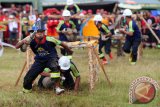 Satu peserta berusaha mencapai titik penyemprotan dalam lomba ketangkasan pemadam kebakaran di kawasan jembatan Barito Kabupaten Barito Kuala Kalimantan Selatan, Sabtu (27/2). Kalimantan Selatan menjadi tuan rumah puncak peringatan HUT Damkar Nasional ke 96. Foto Antaranews Kalsel/Herry Murdy Hermawan