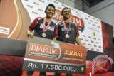 Pasangan ganda campuran dari klub Djarum Kudus Vita Marissa (kiri) dan Jeka Wiratama menunjukkan medali dan papan hadiah usai mengalahkan pasangan ganda campuran dari klub Tangkas Jakarta Ardiansyah Syahputra dan Devi Tika pada pertandingan final nomer ganda campuran Dewasa Sirkuit Nasional Li Ning Sumatera Open 2015 di GOR Dempo Jakabaring Sport City Palembang, Sabtu (28/2). Pasangan Vita Jeka menang 21-19, 23-21 sekaligus meraih hadiah tunai sebesar Rp 17,8 juta pada Sirnas Gelaran perdana di Palembang ini. ANTARA FOTO/Feny Selly/wdy/15