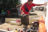 Kediri (Antara Jatim) - Seorang petugas Dinas Kesehatan Kota Kediri, Jawa Timur, menyiapkan perlengkapan untuk foging atau pengasapan di Kelurahan Semampir, Kecamatan Kota Kediri, Jawa Timur, Rabu (4/2). Jumlah penderita demam berdarah di Kota Kediri per Januari 2015 mencapai 51 penderita. Jumlah ini meningkat tajam jika dibandingkan jumlah penderita pada Desember 2014 yang hanya delapan penderita. FOTO Asmaul Chusna/15/Chan.