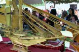 Trenggalek (Antara Jatim) - Pengunjung melihat pameran miniatur perahu dan kapal perang saat kontes  miniatur perahu di Pantai Prigi, Kabupaten Trenggalek, Jawa Timur, Minggu (22/2). Pameran dan kontes miniatur perahu dan kapal perang tersebut di ikuti puluhan peserta dari berbagai daerah di Jawa Timur dan Bali. FOTO Rudi Mulya/15/Chan.