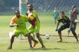 Sidoarjo (Antara Jatim) - Sejumlah pesepak bola Persebaya Surabaya yang merupakan kontestan dari kompetisi Indonesia Super League (ISL) 2015 melakukan latihan rutin di Lapangan Brigif-1 Marinir, Gedangan, Sidoarjo, Jatim, Selasa (18/2). Persebaya Surabaya tetap berlatih meskipun menurut Menpora, Imam Nahrawi gelaran kompetisi ISL 2015 terancam diundur akibat rekomendasi dari Badan Olahraga Profesional Indonesia (BOPI) dikarenakan masih banyak persoalan kompetisi yang belum tuntas. FOTO M Risyal Hidayat/15