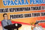     Surabaya (Antara Jatim) - Wakil Gubernur Jawa Timur Saifullah Yusuf (kiri) saat memberikan sambutan saat pembukaan Diklat Kepemimpinan Tingkat II Angkatan XXXV Provinsi Jatim 2015 di Badiklat Jatim Jalan Balongsari Tama Surabaya, Kamis (26/2). Ia mengingatkan Pegawai Negeri Sipil (PNS) dan birokrat menciptakan gagasan untuk berinovasi yang muaranya untuk kesejahteraan rakyat. FOTO Fiqih Arfani